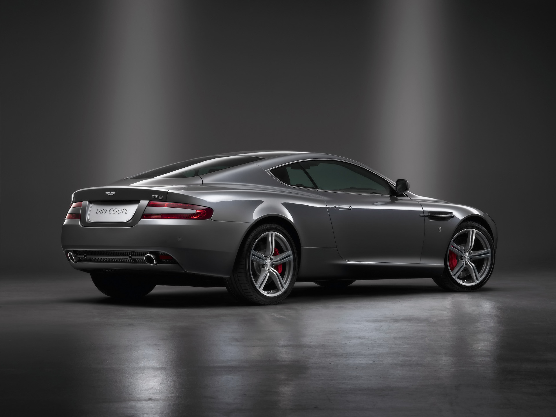 Aston Martin DB9: 9 фото