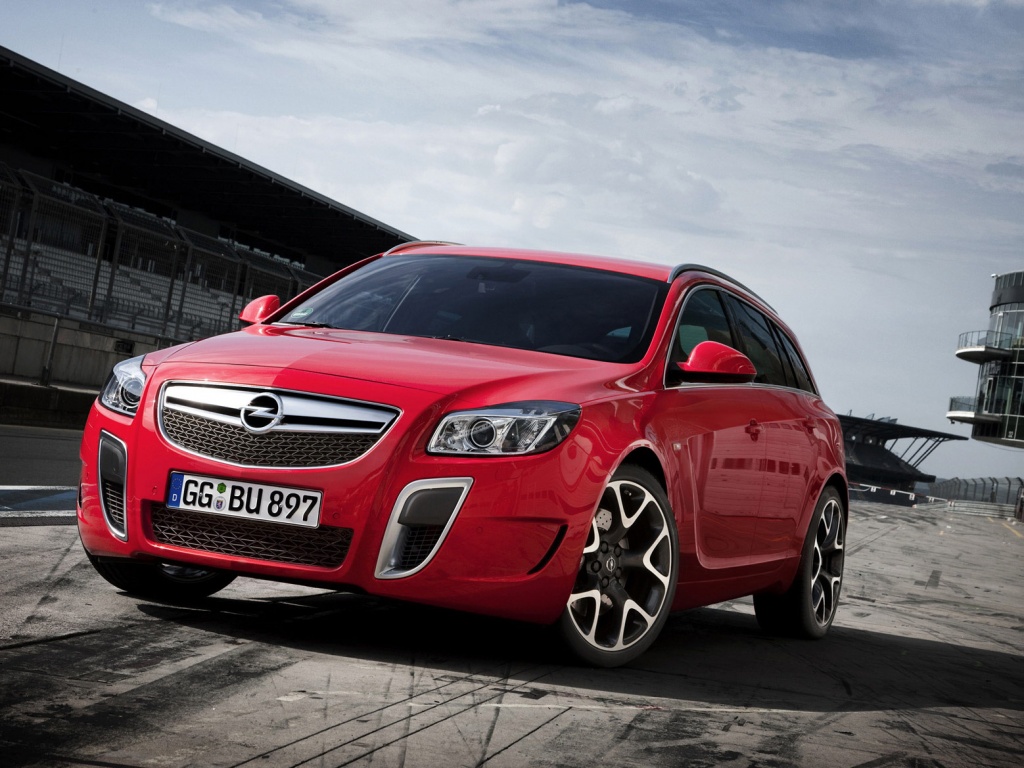 Opel Insignia Sports Tourer: 12 фото